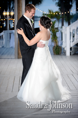 Best Lakeside wedding at Paradise Cove in Orlando, Florida - Wedding photographer - Sandra Johnson (SJFoto.com)